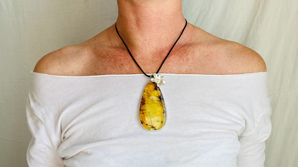 Large Amber Pendant Necklace. 1215