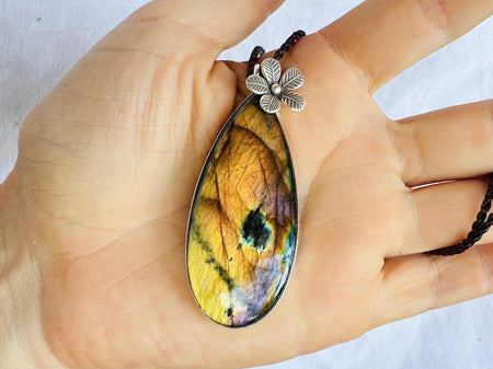 Labradorite and Silver Pendant Necklace. 4438