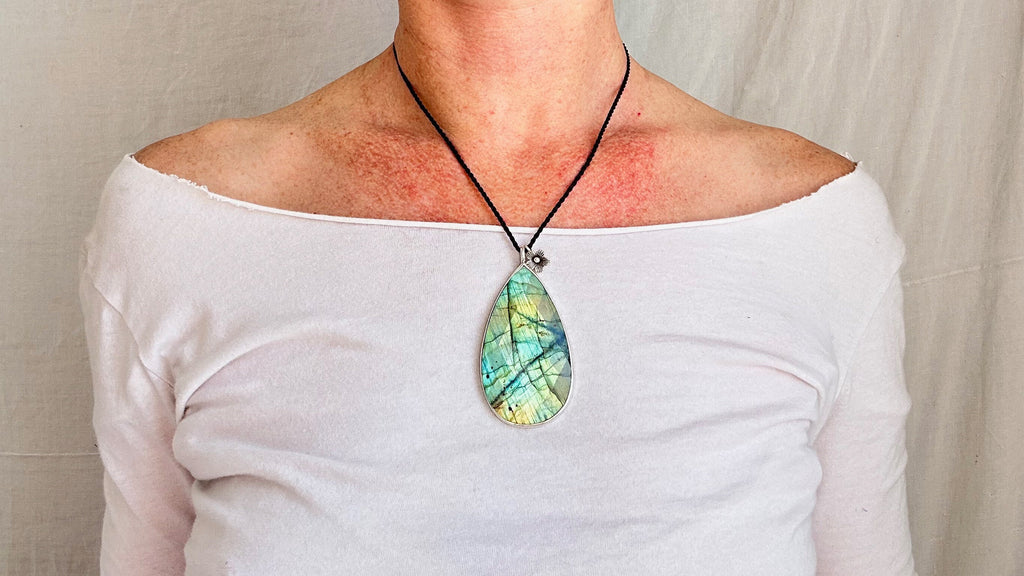 Labradorite and Silver Pendant Necklace. 0975