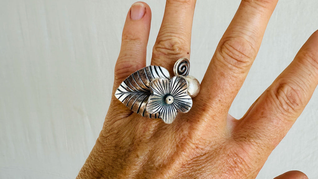 Silver Flower Ring. Adjustable. 0658