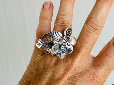 Silver Flower Ring. Adjustable. 0658
