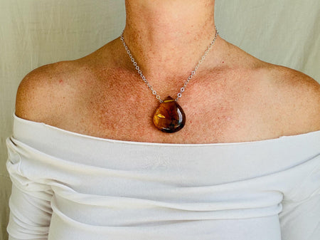 Large Amber Pendant on a Silver Chain. 2557