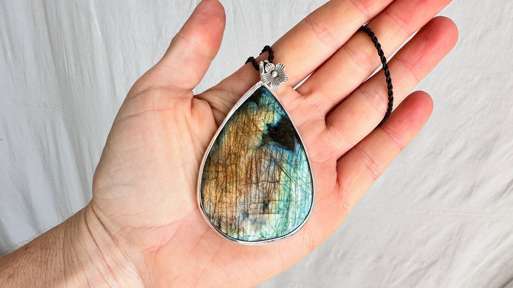Labradorite and Silver Pendant Necklace. 1300